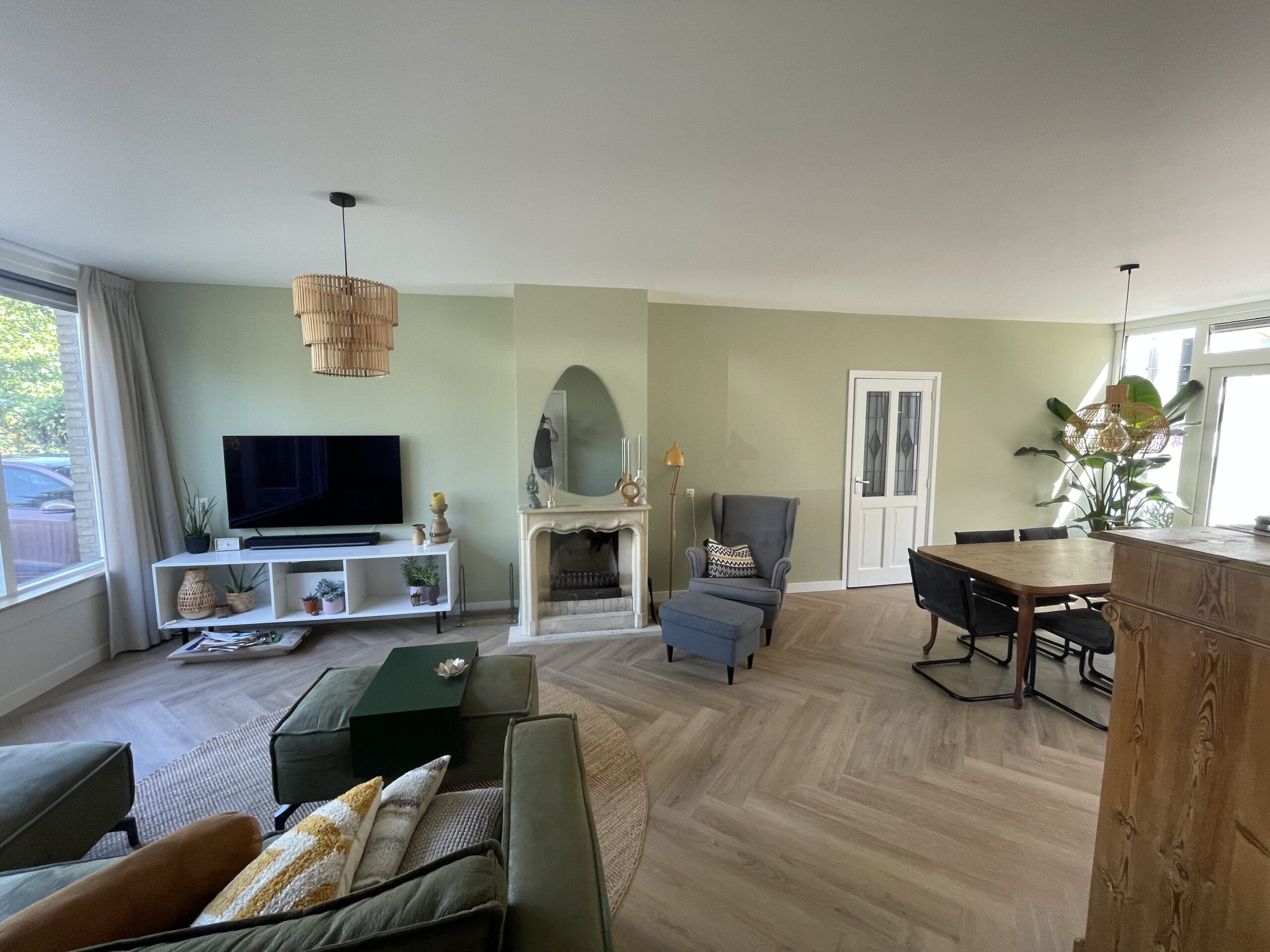 Dit is een project in Oustgest dat in 6 weken werd afgerond. Dit project omvatte: Vervanging van een panoramisch raam, plaatsen van een warme vloer, pleisteren en schilderen van muren en alle houten elementen.